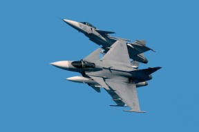 开云官方-中超联赛中国足球夺冠 球员士气高涨，中超冠军2021