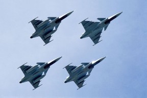 kaiyun体育综合-英超激烈竞争，豪门纷纷发起冲击