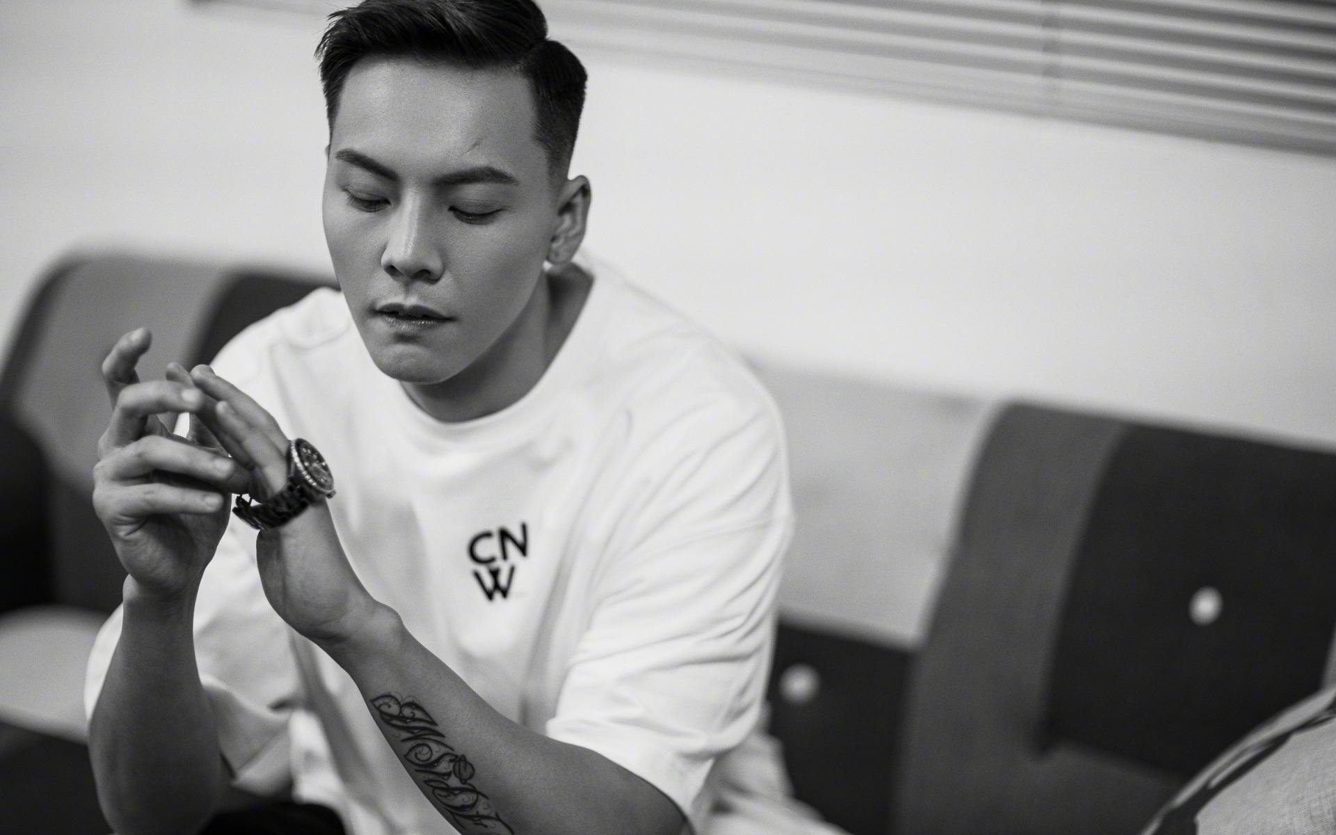 乔治·巴尔：全黑队中场的“核心人物”，每次传球都精准无误，确保进攻威胁不断